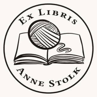 Een geillusteerd Ex Libris logo stempel met een open book waar een bol wol op ligt